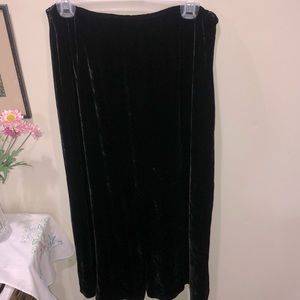 Velvet/velour Petite maxi skirt (14P) runs small 🤗